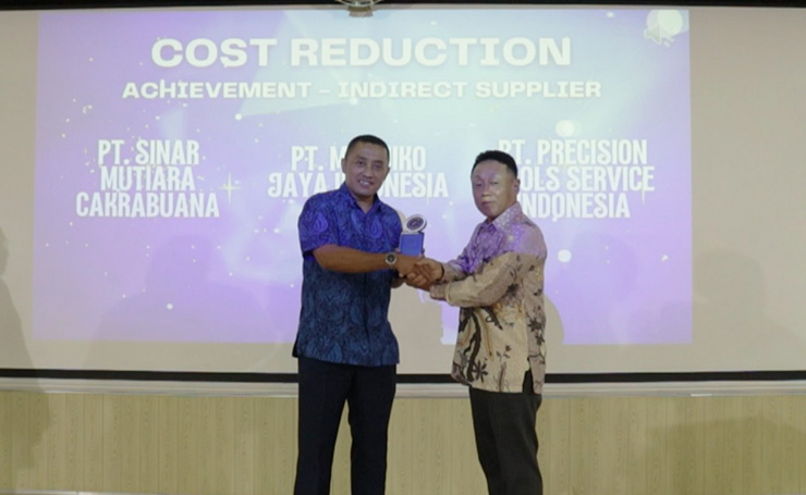 PT. Sinar Mutiara Cakrabuana menerima penghargaan dari PT Otics sebagai Supplier Terbaik
