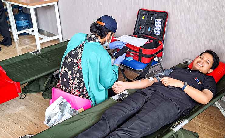 Donor Darah di Wisma 47: Riyadi Group dan PMI Tangsel Berbagi Kehidupan